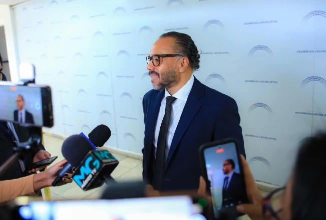 Ernesto Castro defiende legalización de armas de fuego ante críticas