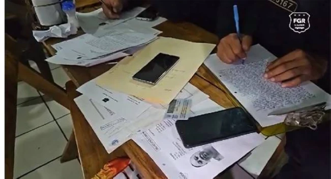 Detienen a dos notarios por fabricar documentos falsos para vender inmuebles valorados en $400,000