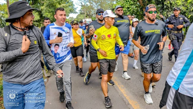 Shin Fujiyama recorre El Salvador en su desafío de 3,000 kilómetros