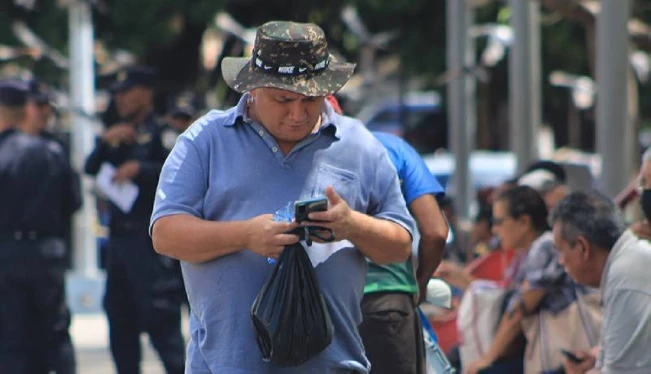 El 80 % de los salvadoreños usa internet y el 77% tiene smartphones, según Censo de Población