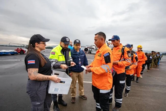 El Salvador envía tres aviones con ayuda humanitaria a Costa Rica