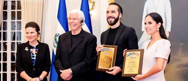 Bukele entrega reconocimiento a Starkey Hearing Foundation por su labor en El Salvador