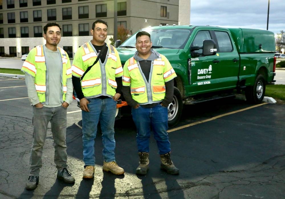 Tres salvadoreños forjan su futuro en la inspección de postes en Milwaukee