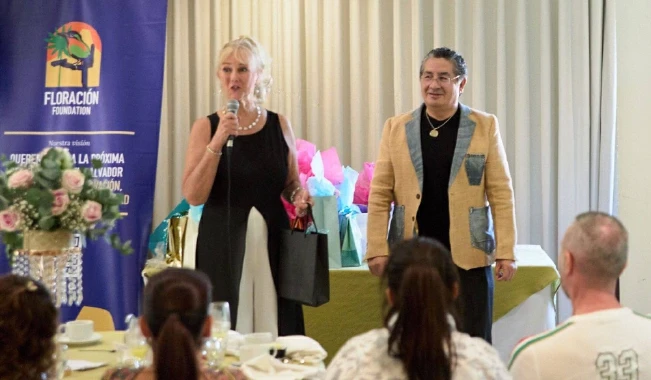 Modista salvadoreño Manuel Hurtado presenta colección en el marco de iniciativa social