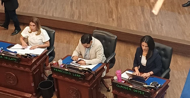 Oposición cuestiona falta de reconstrucción de escuelas y critica sistema educativo