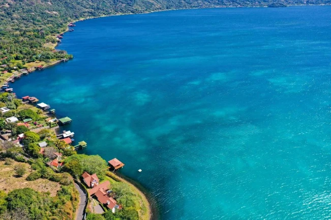 Bukele dice puede revertir el impacto ambiental en el Lago de Coatepeque con tecnología