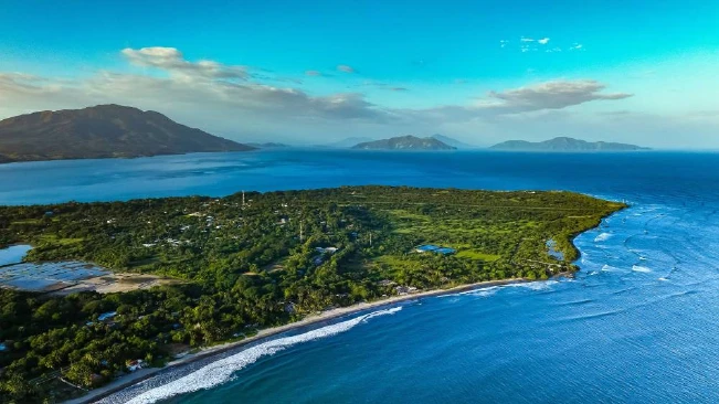 El Salvador declara área natural protegida la playa Maculís, en La Unión