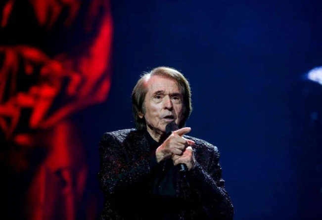 Raphael, ingresado en el hospital tras sufrir un accidente cerebrovascular durante la grabación de 'La revuelta'