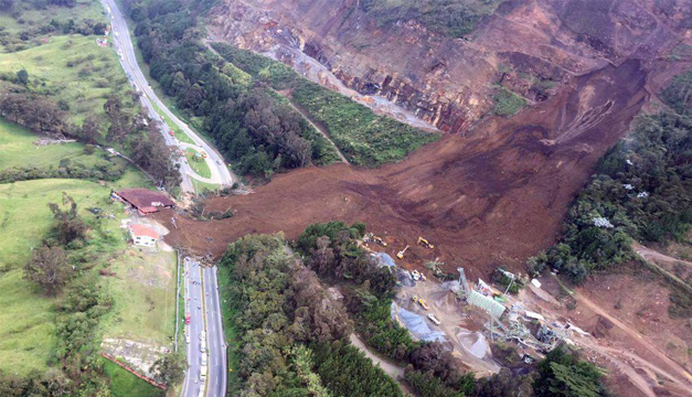 Dos muertos y 17 desaparecidos deja derrumbe en Colombia