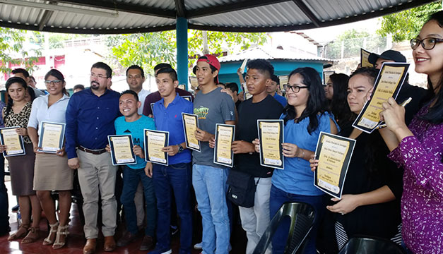 Becas R Alumnos destacados reciben becas en Conchagua