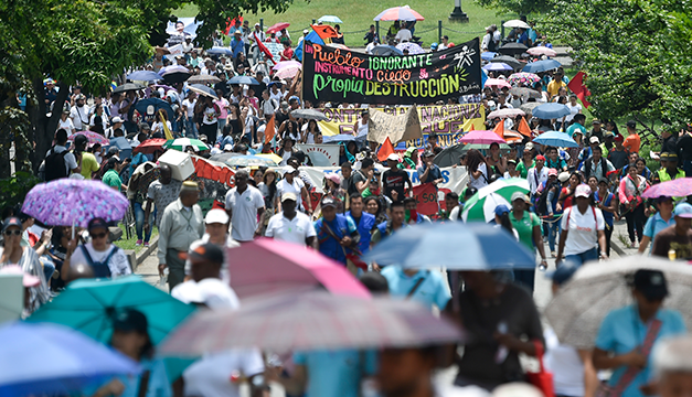 Miles de personas protestan en Colombia contra "incumplimiento" del ...