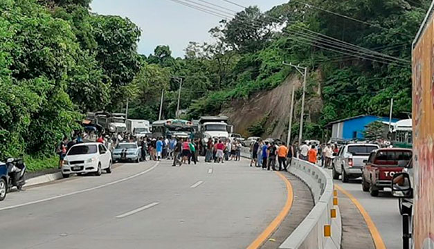 Bloquean carretera al Puerto de La Libertad