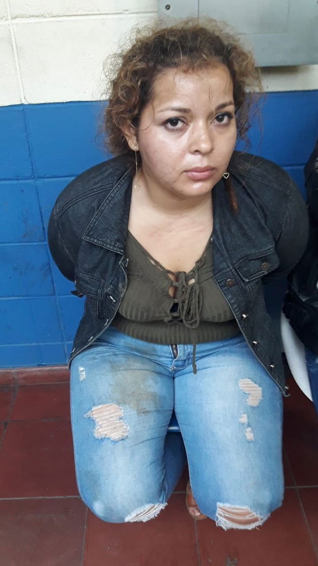 Hurta Mujer hurta patrulla de PNC en Ilopango