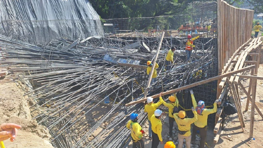 Reportan trabajadores atrapados en obras de Los Chorros