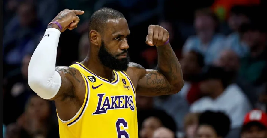 LeBron James celebra sus 40 años en medio de un futuro incierto