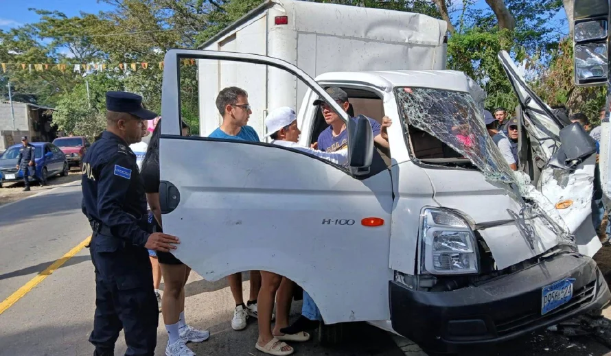 Accidente en San Miguel por distracción: camión choca contra bus ruta 90