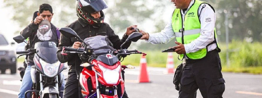 Motocicletas podrán circular en líneas divisorias de los carriles