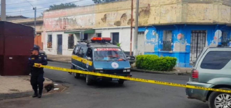 Una mujer muere y dos personas lesionadas en accidente de tránsito en Santa Ana