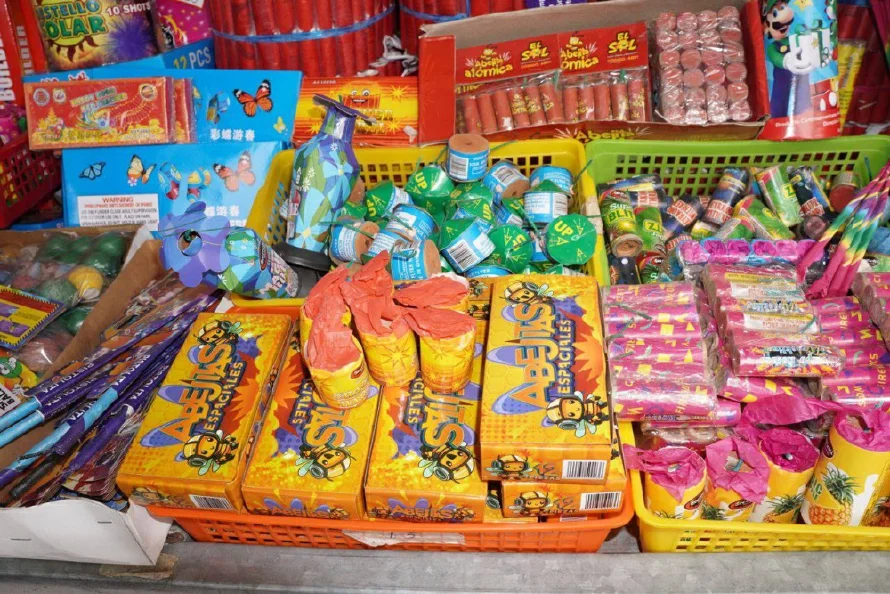 Variedad de pólvora: comerciantes dicen ventas "están lentas", autoridades piden evitarla para niños