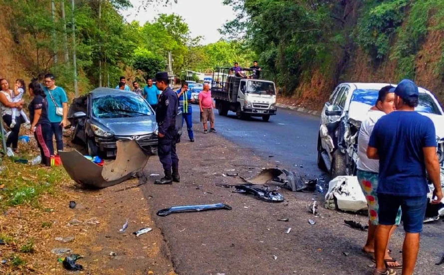 Múltiple accidente deja tres lesionados en San Vicente