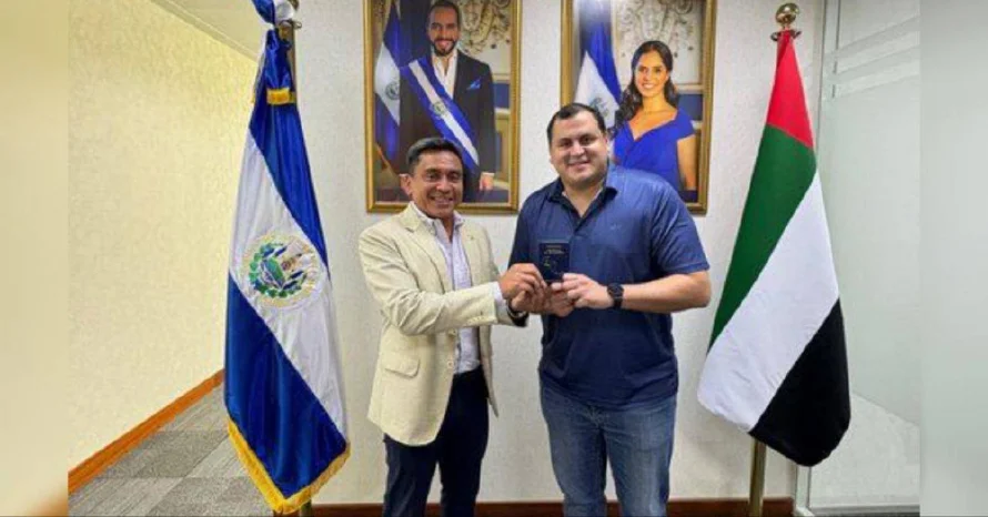 Entregan primer pasaporte salvadoreño en Emiratos Árabes Unidos
