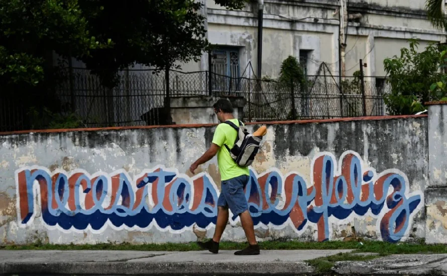 "Necesitas ser feliz", la frase que se vuelve tendencia en grafitis de La Habana
