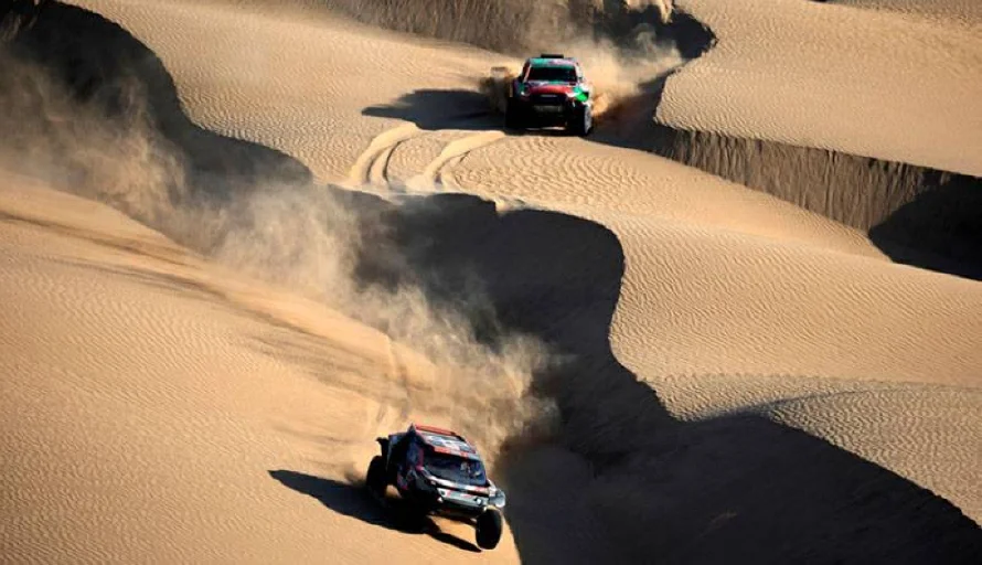 Carlos Sainz abandona el Dakar tras una etapa maratón ganada por Baciuska en coches