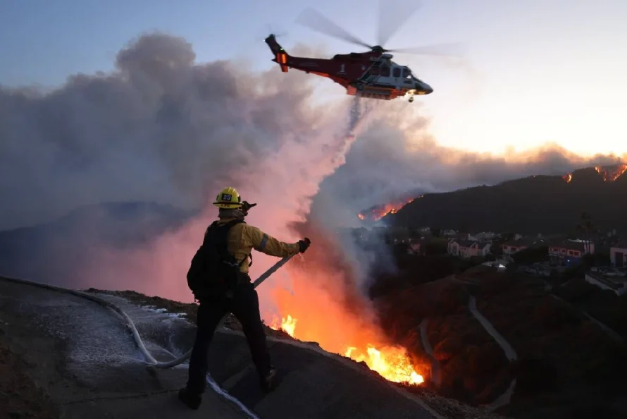Incendio forestal provoca evacuaciones en Los Ángeles