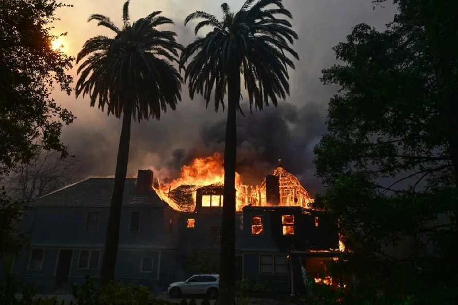 "En shock" y "pánico": residentes relatan escape de las llamas en Los Ángeles