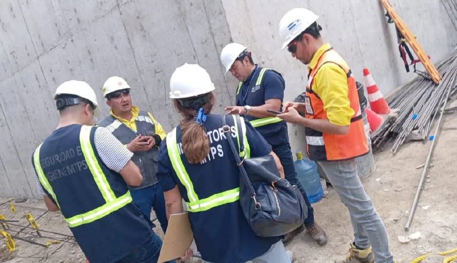 Ministerio de Trabajo llama a las empresas constructoras a revisar "cuidadosamente" trabajos aéreos y subterráneos