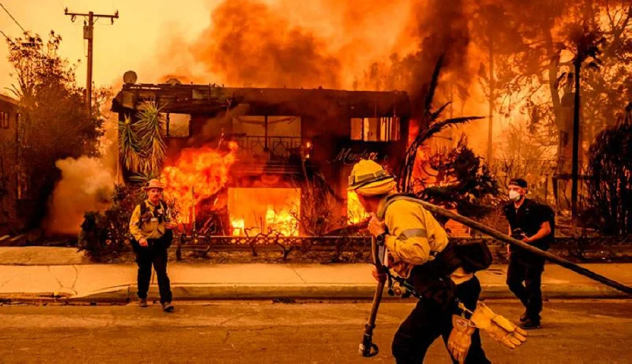 Los incendios "más devastadores" de California siguen sin control en Los Ángeles
