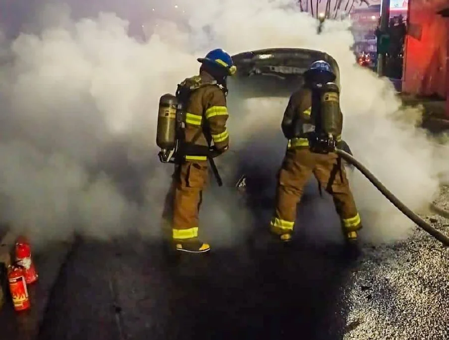 Bomberos sofoca incendio en vehículo en cercanías del bulevar Los Próceres