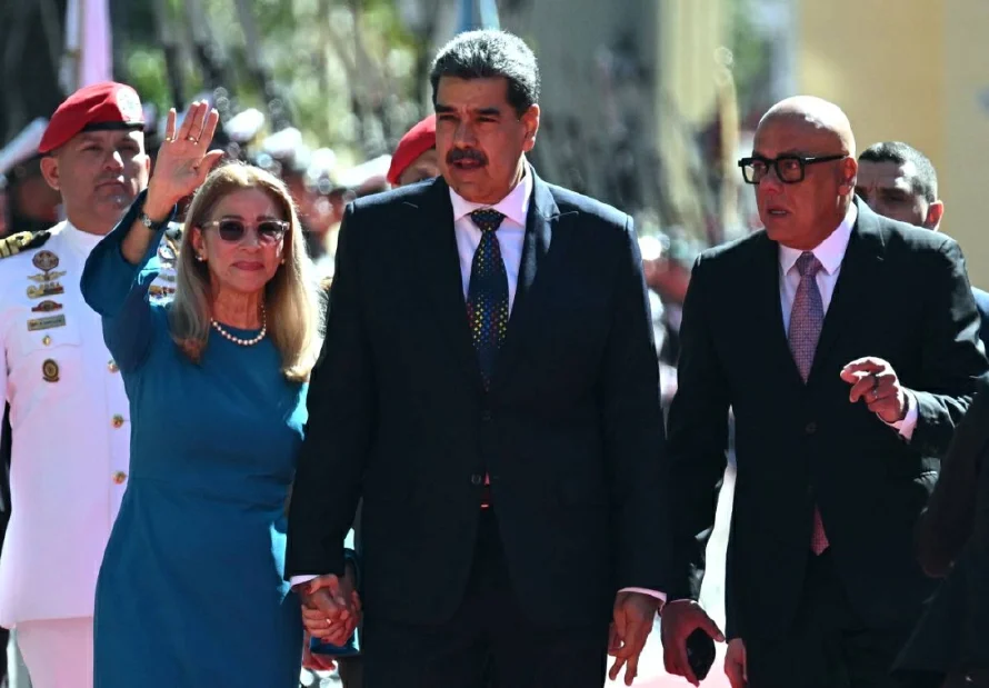 ¡Juro!": Maduro asume cuestionado tercer mandato en Venezuela