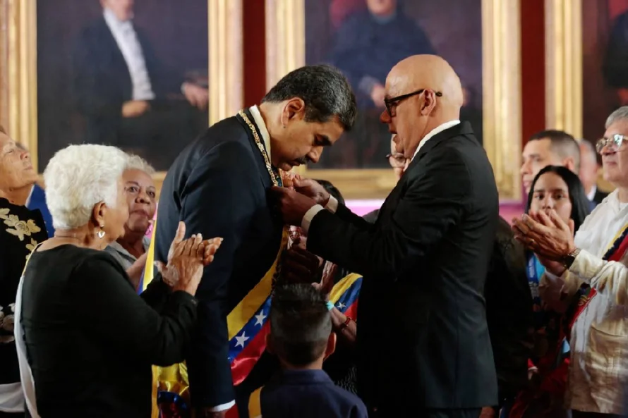 EEUU califica de "farsa" la investidura de Maduro y sube la recompensa a $25 millones por su captura