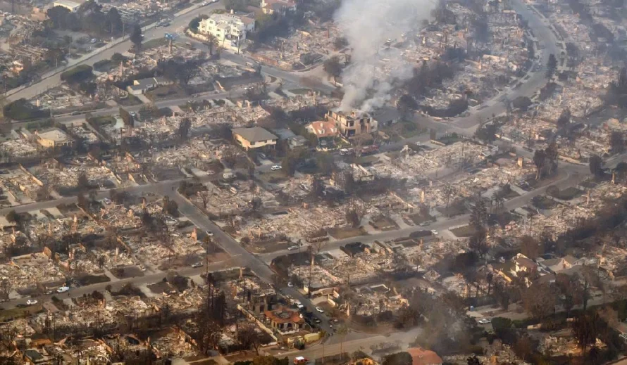 Los vientos pueden ceder y dar un alivio en los incendios en Los Ángeles
