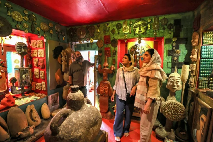 Un artista convierte un barrio abandonado de Irán en un centro cultural