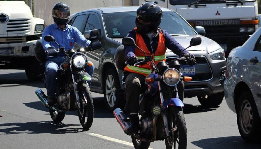 ¿Cuándo los motociclistas podrán circular sobre líneas divisorias de los carriles?