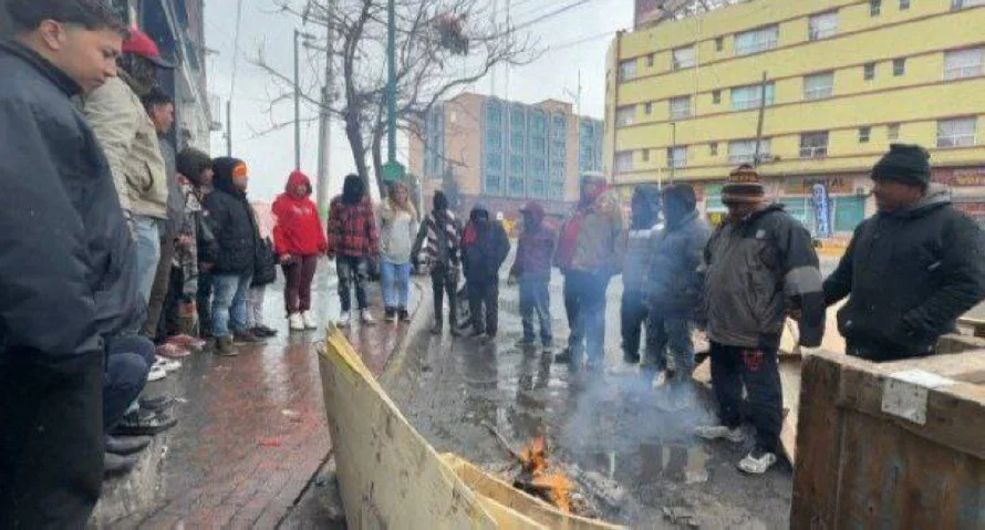 Migrantes enfrentan temperaturas bajo cero en la frontera entre México y EEUU
