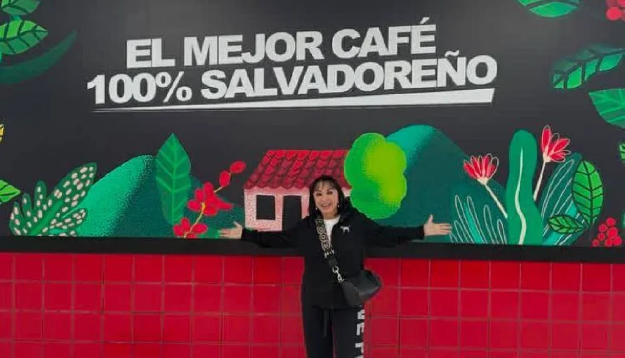 La querida Chilindrina aterriza emocionada en suelo salvadoreño