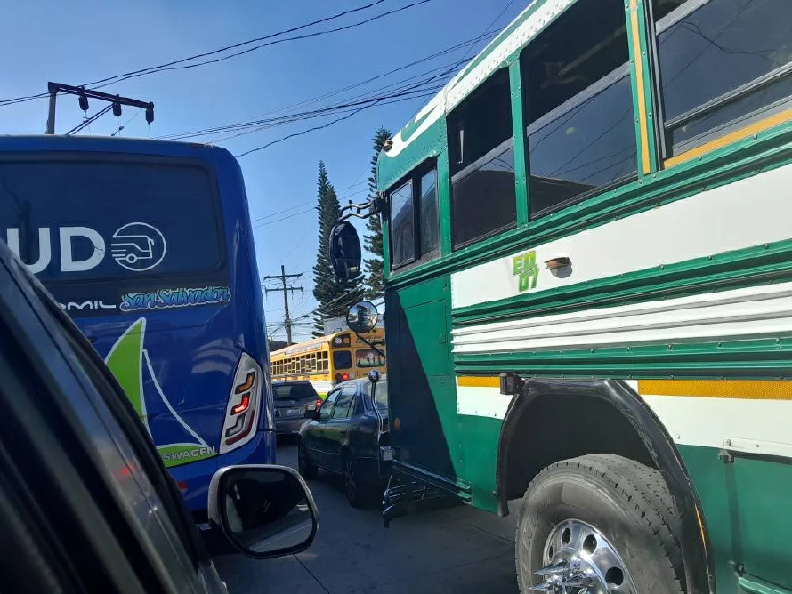 Usuarios reportan tráfico paralizado desde Santa Tecla hacia Los Chorros