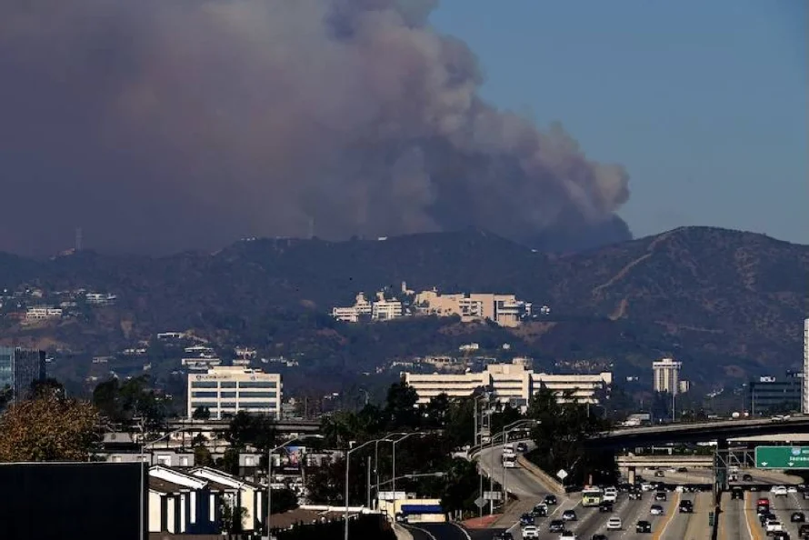 México envía bomberos a Los Ángeles a combatir incendios