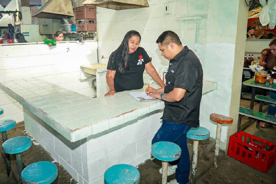 Alcaldía entrega 40 puestos a vendedores removidos de la plaza Zacamil