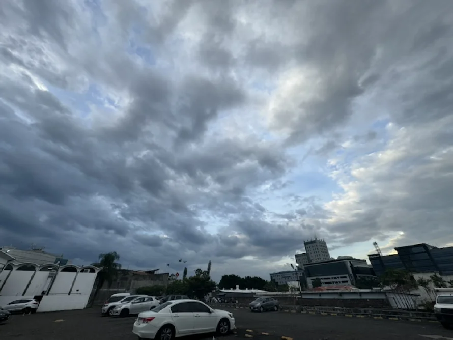 El cielo estará medio nublado y con probabilidades de lluvias este domingo