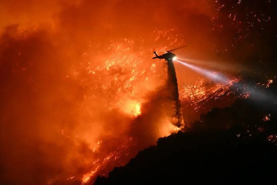 Incendios se extienden en Los Ángeles y número de muertos sube a 16