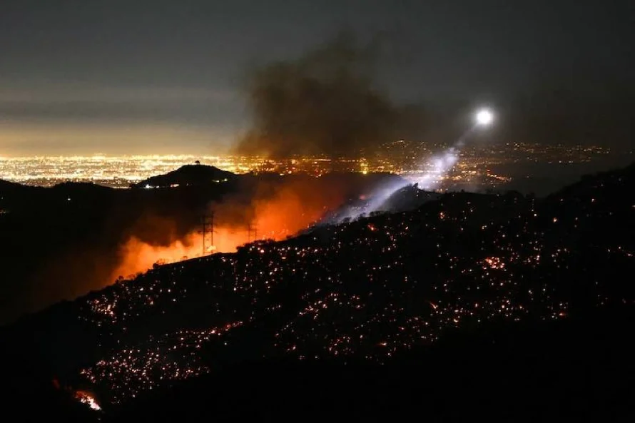 Trump llama "incompetentes" a las autoridades de California por respuesta a incendios