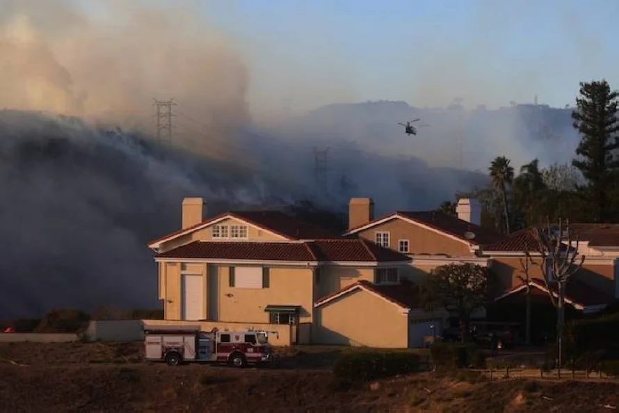 El incendio más grande de Los Ángeles sigue sin control