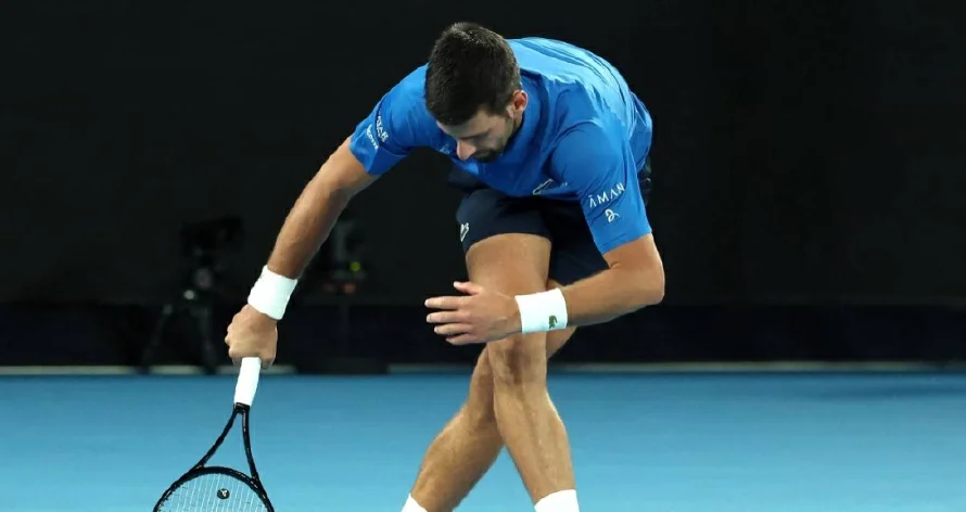 Djokovic se deja un set, pero avanza a segunda ronda en Australia