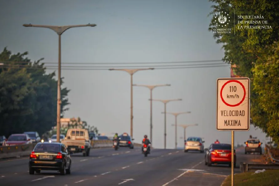 Ministro asegura que no han multado a quienes no sobrepasan los 110 kilómetros por hora