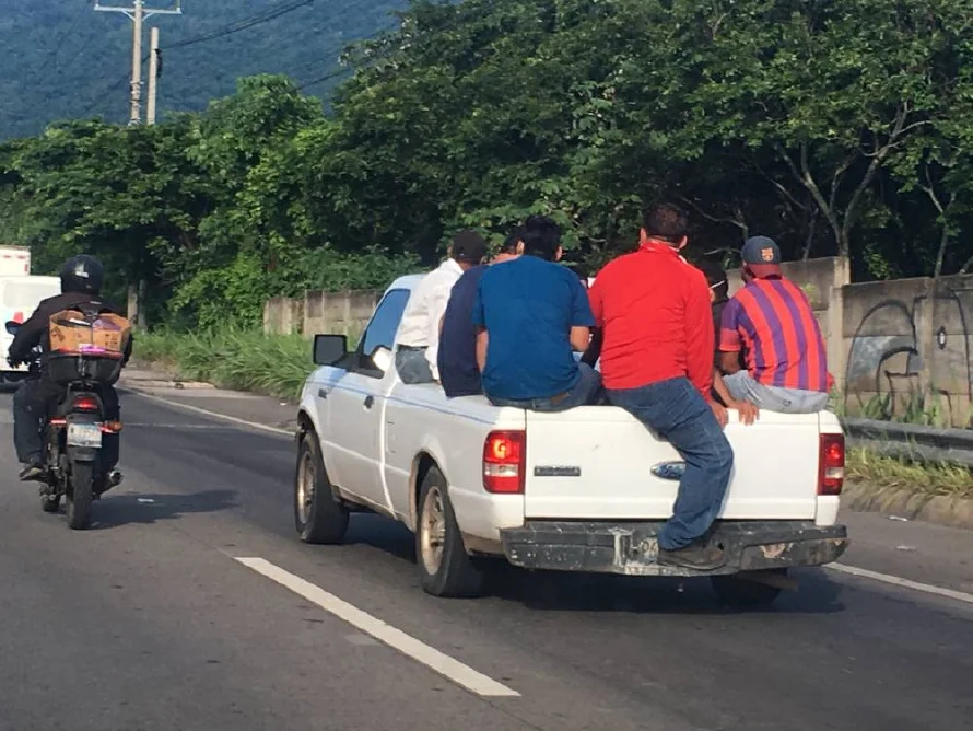 Reglamento de Tránsito sobre transportar personas en camas de pick-ups no fue cambiado: ministro