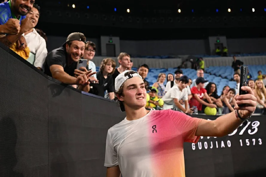 Joao Fonseca da la sorpresa en el Abierto de Australia, Medvedev sufre